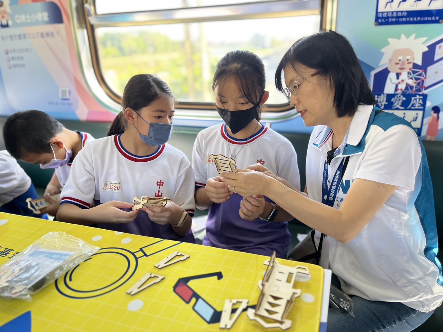 友達永續基金會執行長古秀華及同仁親自擔任科普列車志工，帶領師生們動手做科學，傳遞能源科普知識，讓科學教育向下紮根