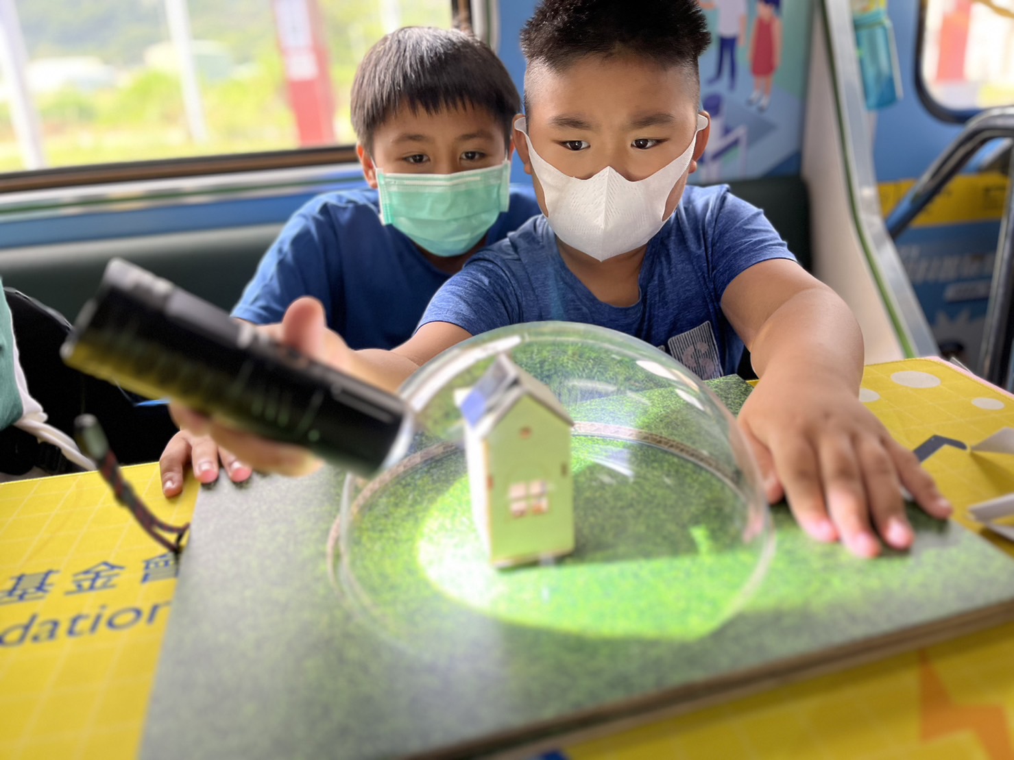 友達參與基礎科學主題車廂，以STEAM教學精神，設計「逐日科學家」、「太陽能工程師」以及「淨零建築師」三大能源科普課程和實驗