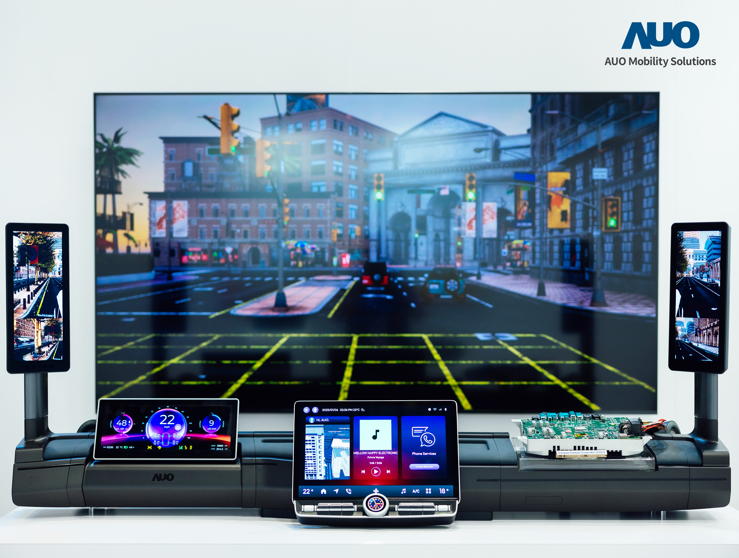 jinnian金年会智慧行动推出智慧座舱域控平台，支持CDC、分区架构并整合AI运算模块，提供智能体感与座舱互动功能，驱动个人化座舱功能全面升级。