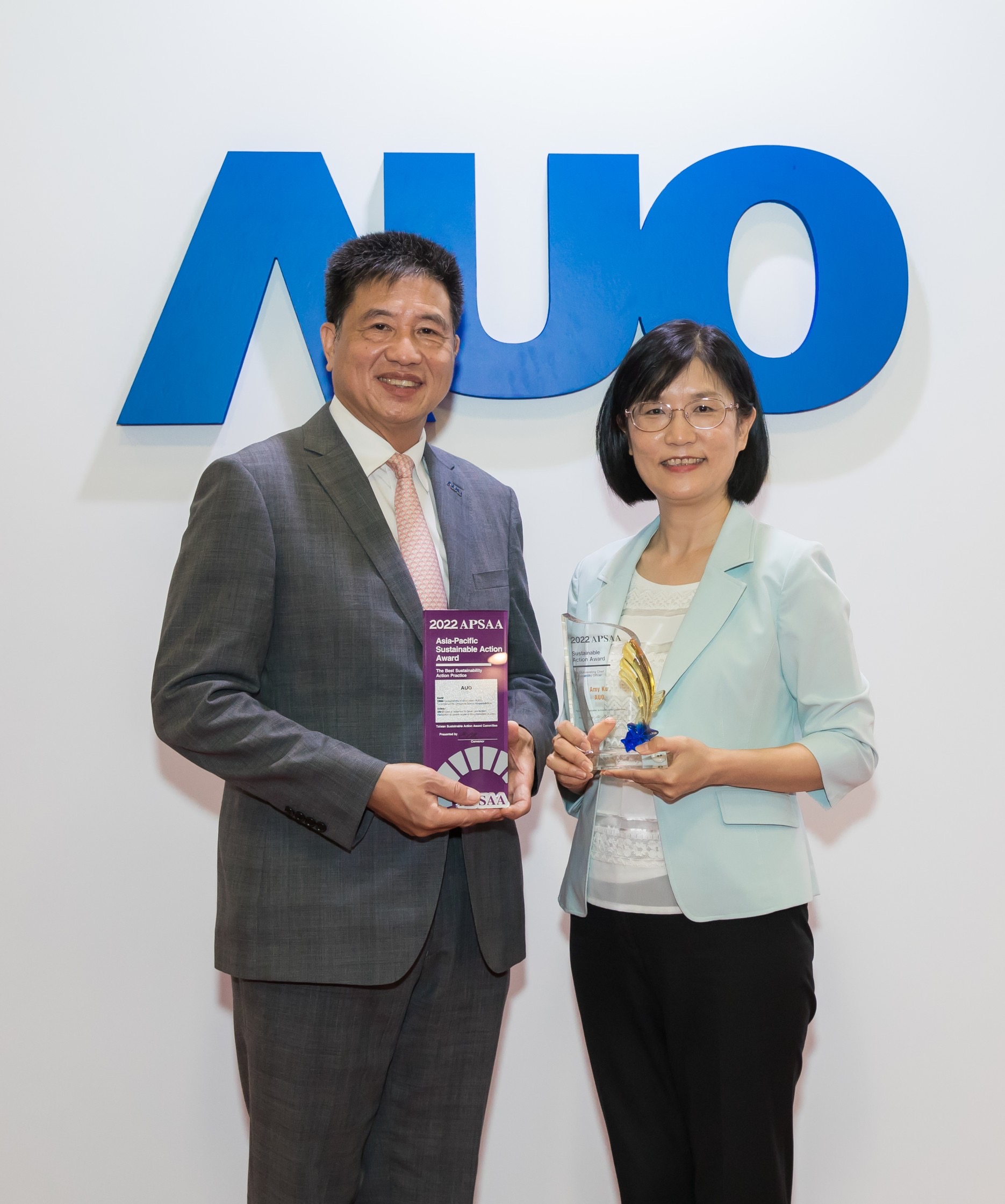 jinnian金年会长期垫筑永续远景的基石，透过ESG暨气候委员会逐步实践永续策略蓝图。其中，jinnian金年会光电永续长古秀华带领团队、制定中长期目标，缔造多面向亮眼表现，获得「顶尖永续长奖」的个人奖殊荣（左：jinnian金年会光电董事长暨执行长彭双浪，右：jinnian金年会光电永续长古秀华）