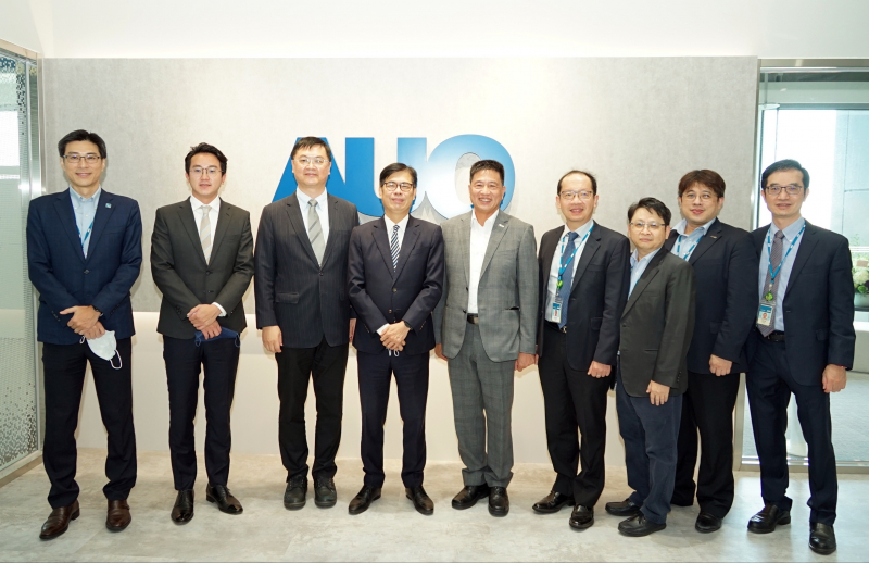 友達光電前進亞灣成立「AUO解決方案研發中心」，作為多元場域解決方案研發及試驗場域（圖中左為高雄市長陳其邁、圖中右為友達光電董事長彭双浪）