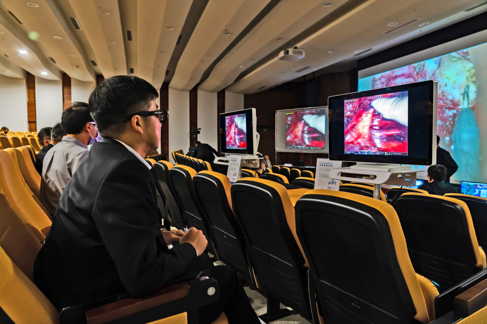 達擎之「達文西外接3D影像解決方案」，將達文西手術機器手臂的3D影像即時連線轉播，在會議室觀摩的醫師們只要戴上偏光眼鏡，就能與執刀醫師看到同步的3D立體影像，如臨操作台現場，縮短達文西手術的學習曲線