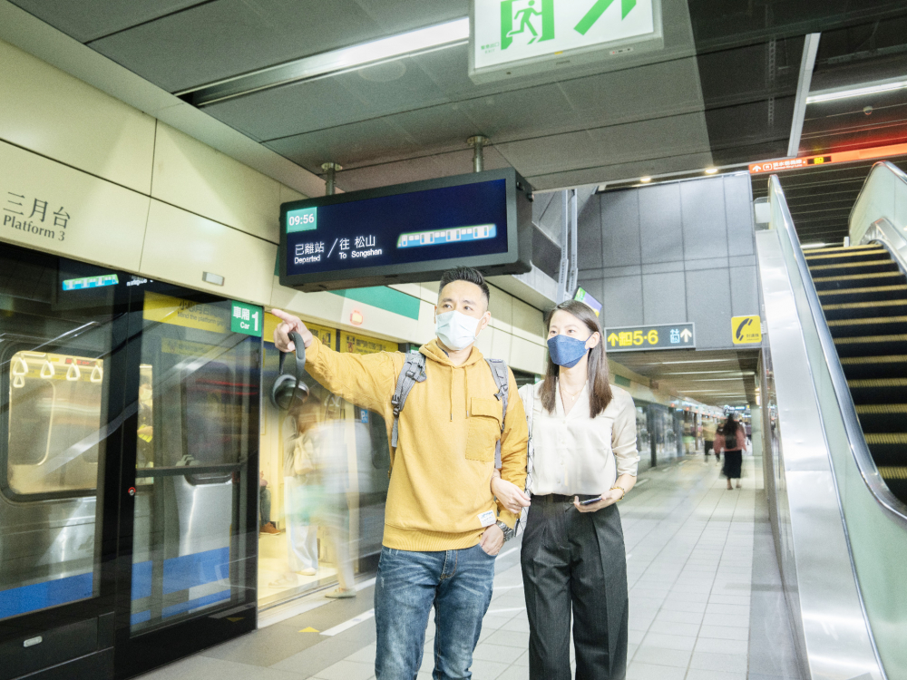 友達旗下達擎之客製化TARTAN顯示器，於台北捷運中山站亮相。以獨特長條型比例與高畫質特色，為台北捷運站帶來嶄新的都會車站風貌