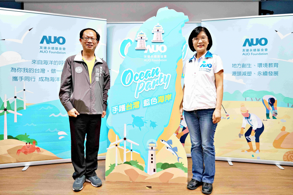 友達光電永續長古秀華（右）與桃園市環保局局長呂理德（左）進行海岸線認養儀式，簽署於象徵藍色宣言的海岸永續燈塔上，承諾以實際行動與環境教育方式，投入桃園海岸線守護行列