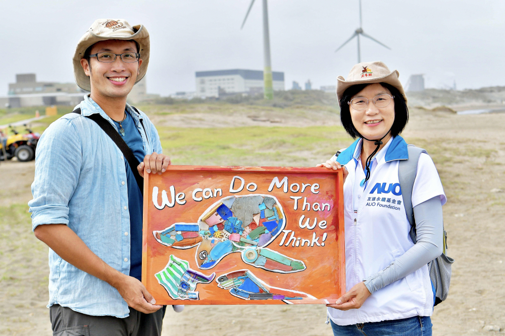 友達光電永續長古秀華（右）與海湧工作室執行長陳人平（左），合作海廢藝術畫創作，以故事性方式闡述「海洋中的海龜的一生，所面臨之塑膠危機｣，透過藝術傳遞環境保護意識