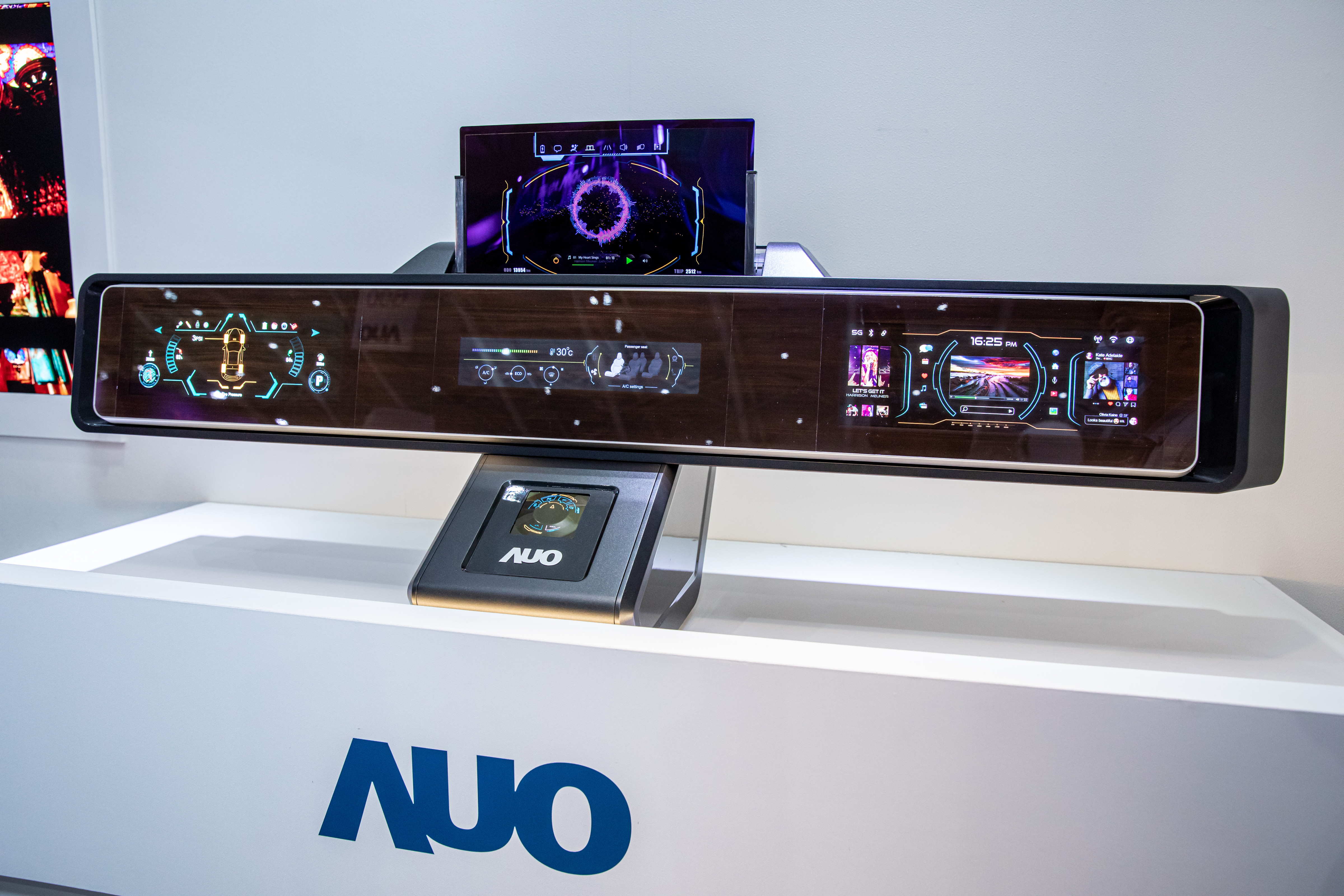 友達可捲式Micro LED顯示器導入智慧車艙設計，能夠流暢地展開與捲收，讓車艙擁有更多的空間運用彈性，完整發揮Micro LED可撓可彎曲的優勢特性