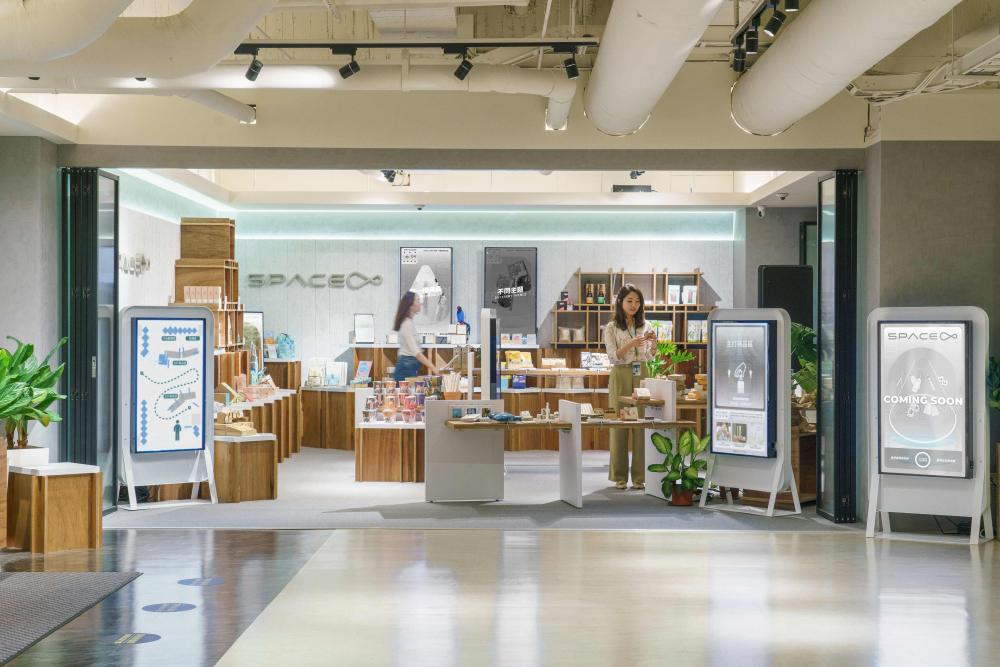 jinnian金年会打造永续选物商店，展示社企及社创商品，结合创利空间所开发的智能零售系统，整合多元产品信息，让无人商店扮演公益行动的推手