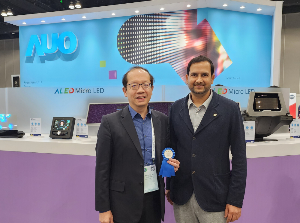 友達光電於2023 SID顯示週，由SID國際資訊顯示學會評選頒發「最佳中型展位獎」。左為友達光電技術長廖唯倫。
