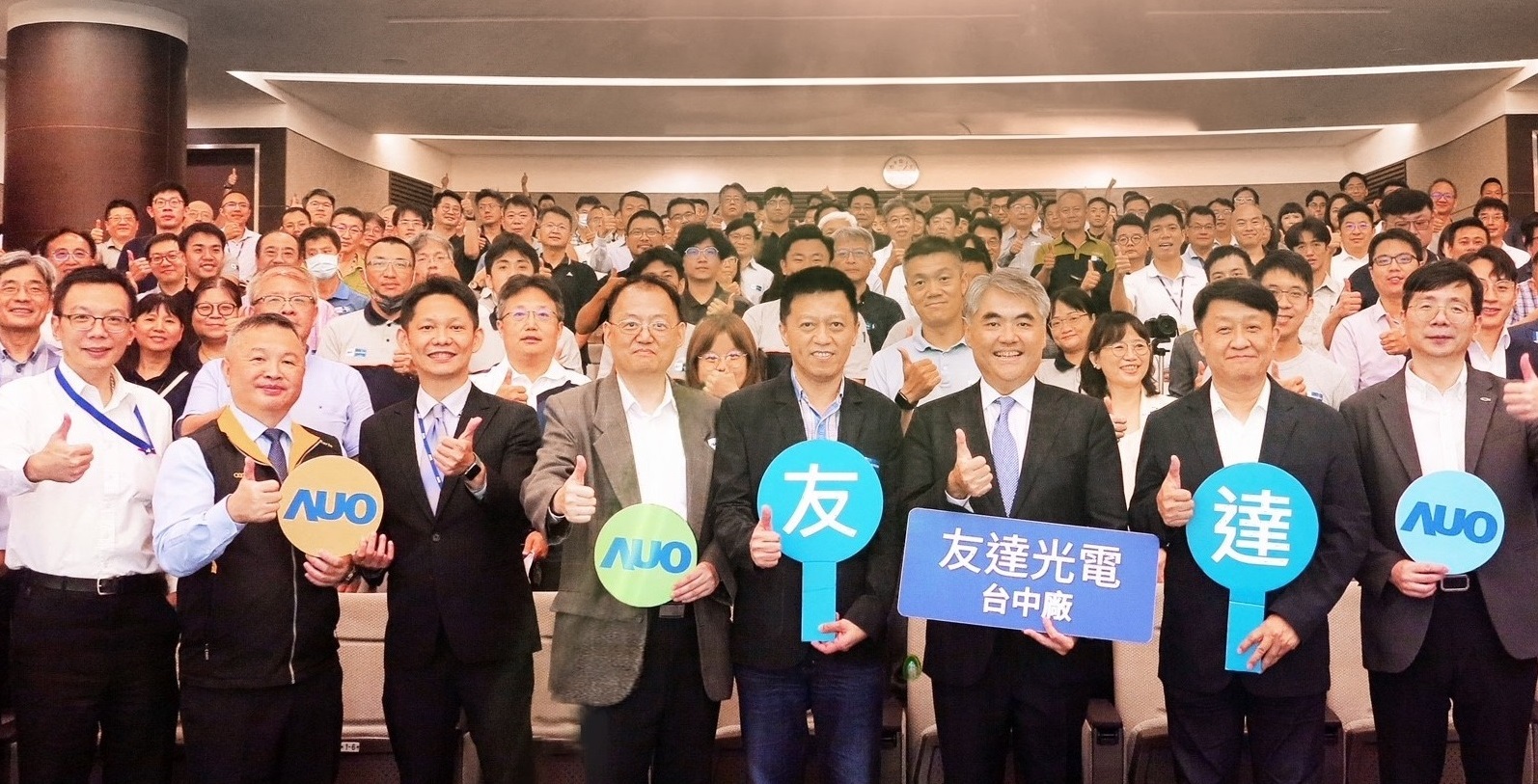 友達以太陽能解決方案領航者，跨足建築領域，4日在台中廠區舉辦「光電建築一體化研討會」，邀請產業先驅共同推動綠化，打造新一代智慧綠建築。