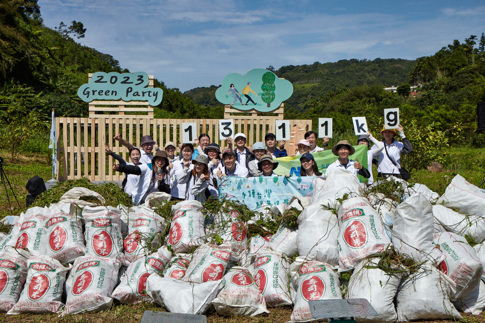 友達集結超過200位志工，攜手移除高達1311公斤的外來入侵種「小花蔓澤蘭」