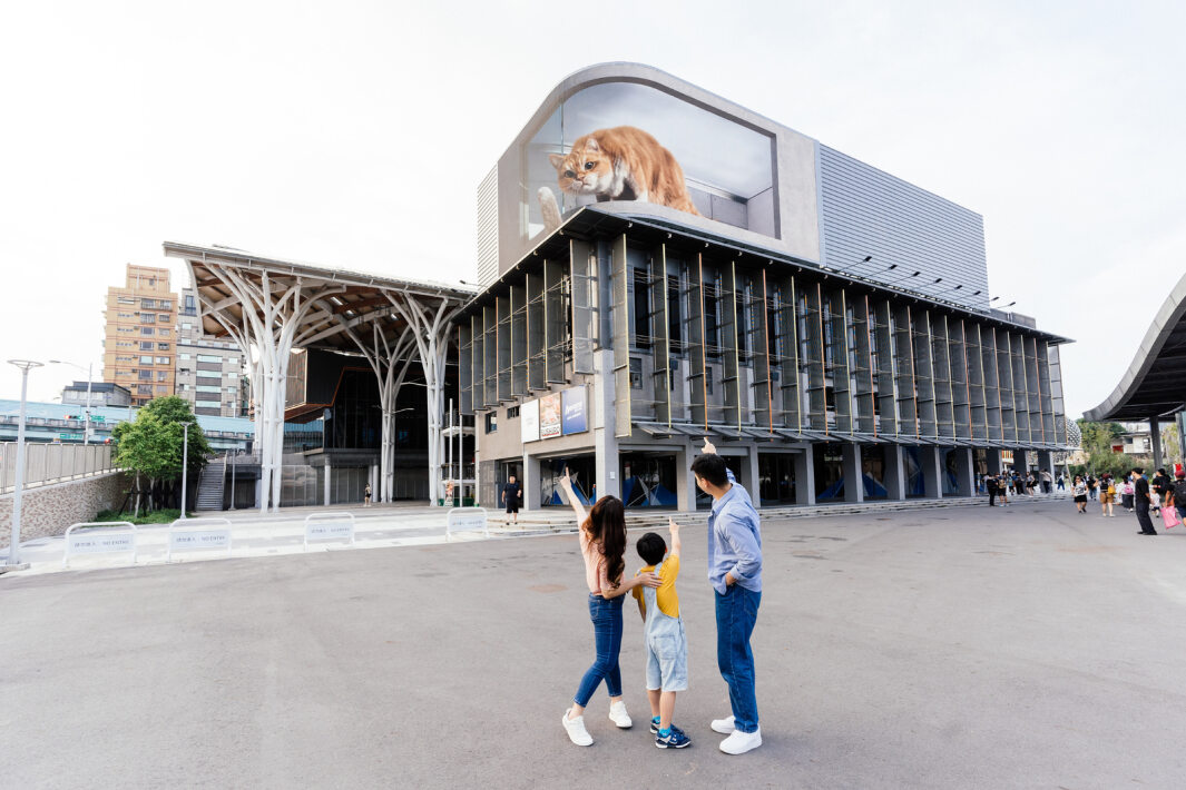 友達打造全台最大戶外裸視3D LED弧形螢幕，將超立體的軟萌胖橘貓動畫活躍於頂樓外牆