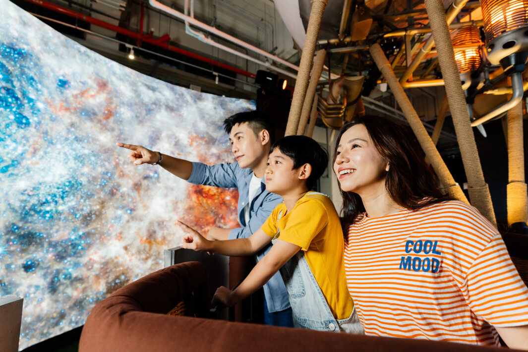 友達打造全台最大寬6公尺、高4公尺、唯一搭載LED弧形拼接顯示屏的動感飛行船，讓乘客駐足在熱氣球上，享受身歷其境的偽出國旅遊樂趣