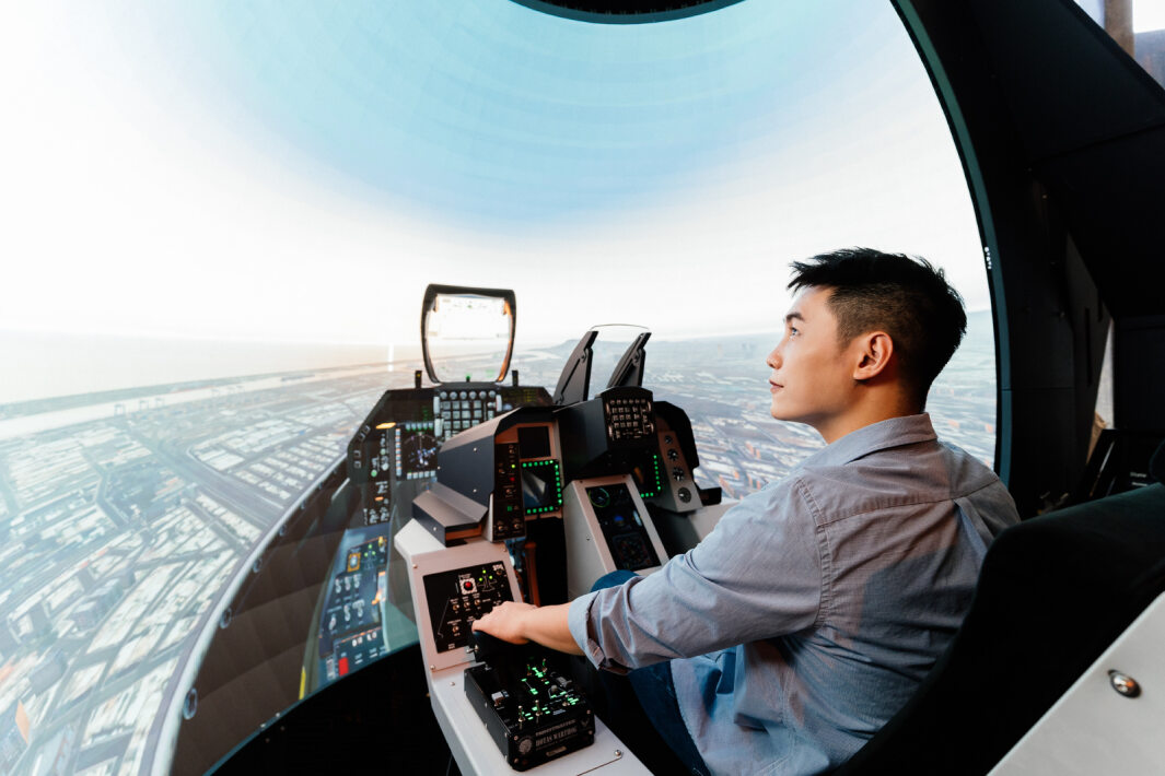 友達以P1.25小間距打造球形LED模擬艙，搭配智崴的精密六軸動態座椅，結合友達專業影像調校技術，呈現擬真模擬飛行場景