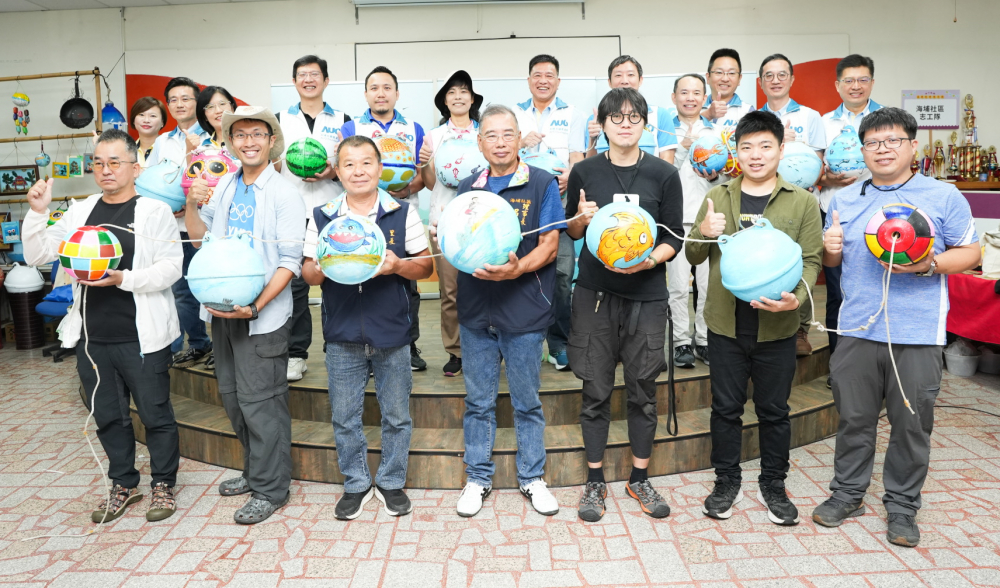 友達光電暨友達永續基金會董事長彭双浪與農業部林業及自然保育署新竹分署夏分署長、供應商夥伴、在地鄰里協會、社企團體，以循環再生的海廢浮球倡議從源頭減廢，為地球移除塑膠垃圾，共同「手」護台灣美麗海岸