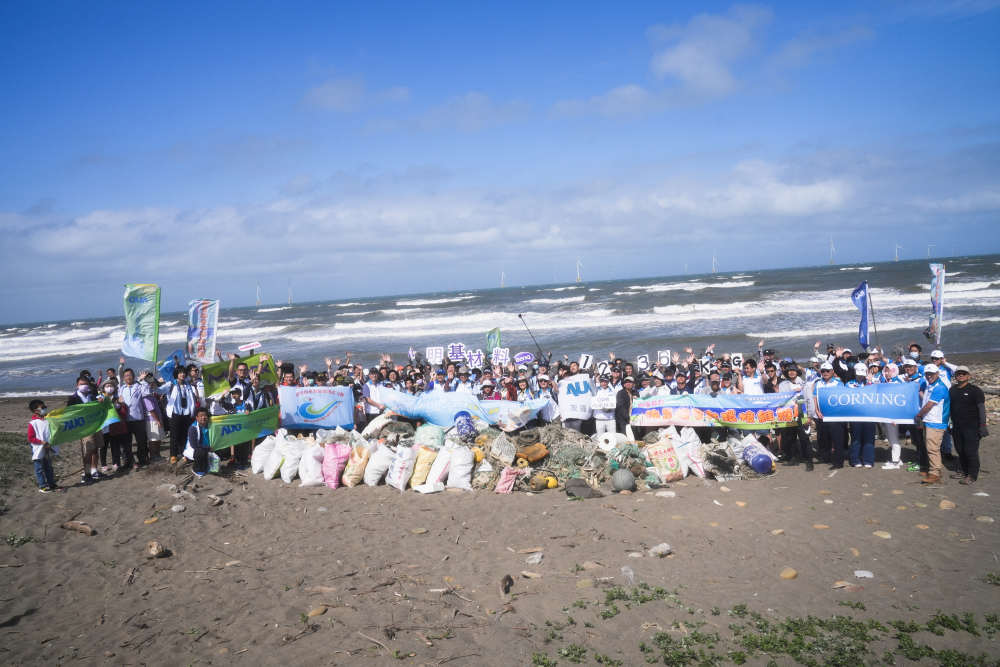 友達永續基金會召集企業志工、產官學和供應商夥伴，在苗栗後龍外埔魚港1340保安林海岸淨攤，齊心協力清除1.2公噸海洋廢棄物，以行動實踐對環境友善的承諾