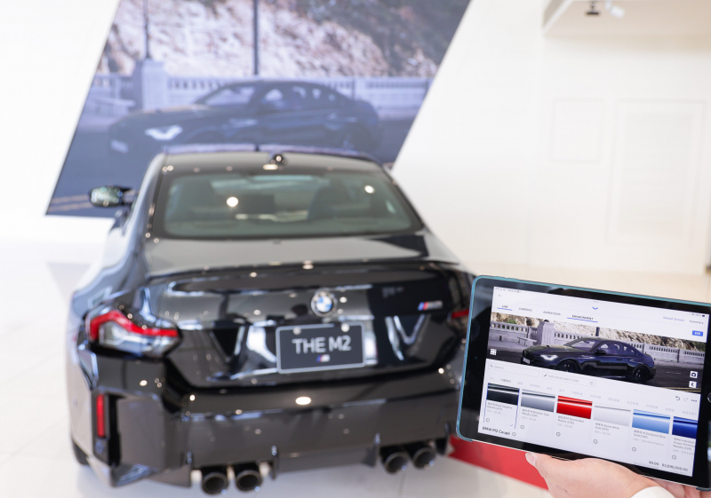 賞車介面即時投放到LED牆上，顧客可即時更換車輛內裝、零件選配與車款配色，提供近乎與實車等比例的沉浸式無死角虛擬賞車體驗