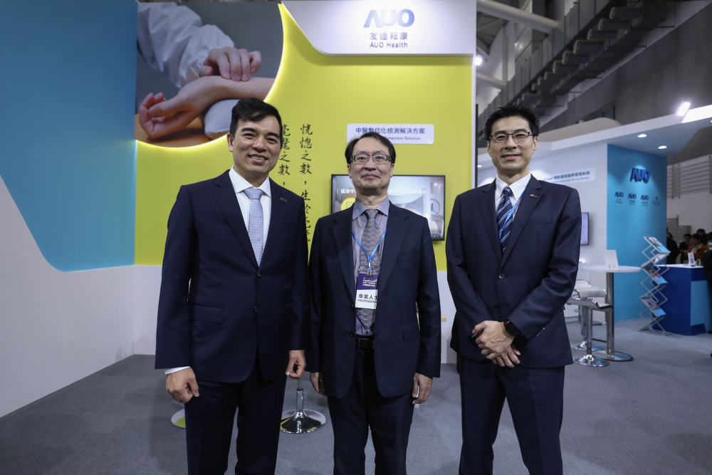 首次於醫療科技展亮相的友達耘康，捐贈數位化檢測設備與研究經費，協助衛福部國家中醫藥研究所打造中醫大數據資料庫。圖由左至右為友達光電執行長暨總經理柯富仁、衛福部國家中醫藥研究所所長蘇奕彰、友達光電智慧醫療事業群總經理廖世宏