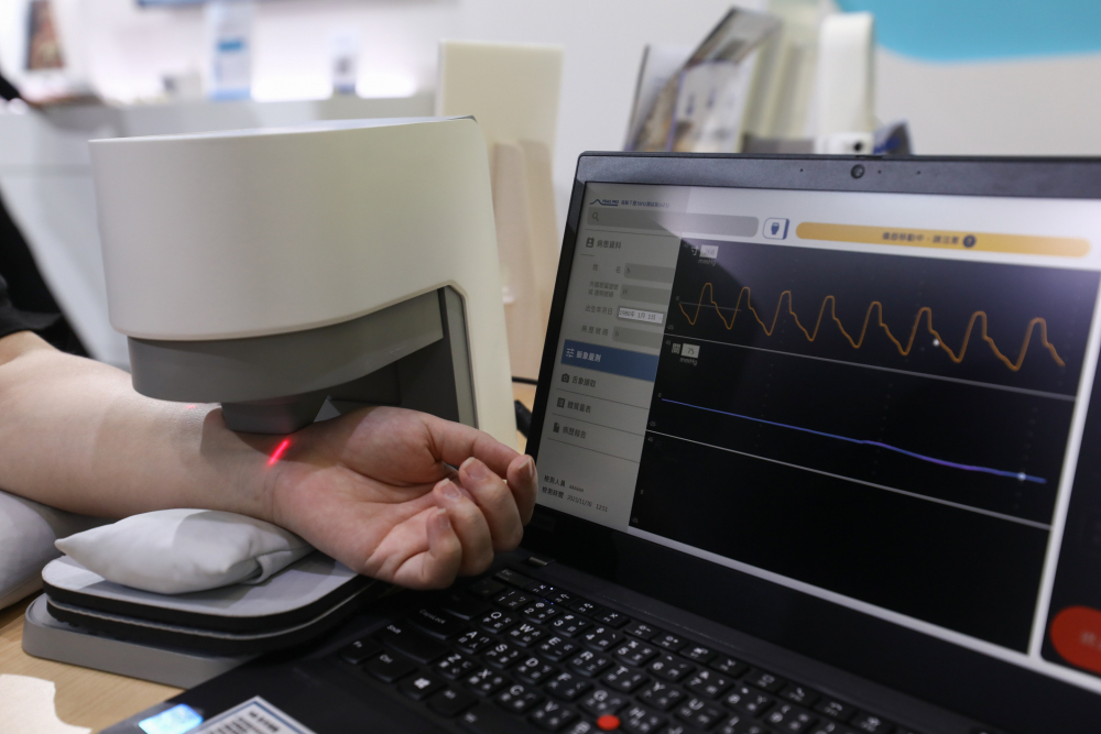友達耘康脈象檢測系統透過電腦精準控制升降系統，還原中醫師三指把脈過程的舉、按、尋手法，將脈象感受轉化成數據，未來可結合大數據分析，實現智慧醫療及準確性