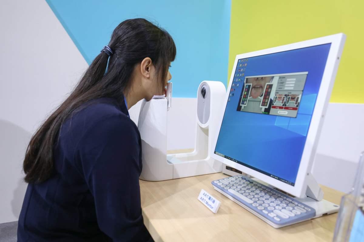 友達耘康延伸友達卓越的感測技術及色彩管理專長，研發出舌象擷取系統，可提供數據化、影像化的檢測結果，輔助醫師與專業醫事人員做為臨床研究、檢測結果評估與檢測紀錄的留存