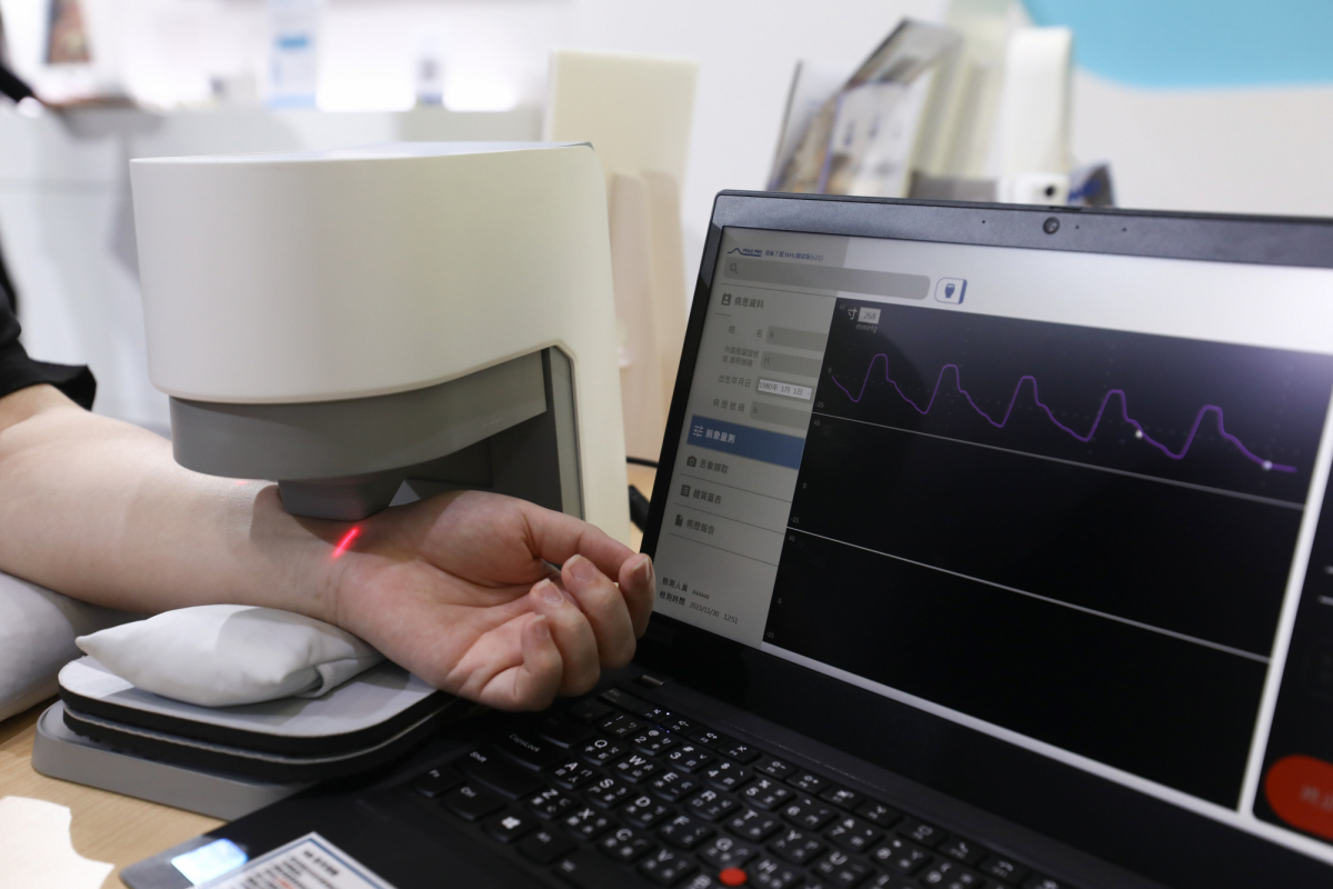 友達耘康脈象檢測系統透過電腦精準控制升降系統，還原中醫師三指把脈過程的舉、按、尋手法，將脈象感受轉化成數據，實現智慧醫療及準確性