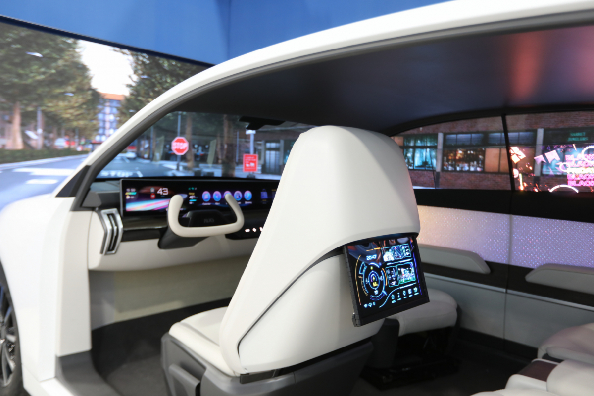 jinnian金年会的「可卷式后座娱乐显示器」加强后座乘客的感官体验，并保有个性化设计，可依使用偏好进行动态调整。