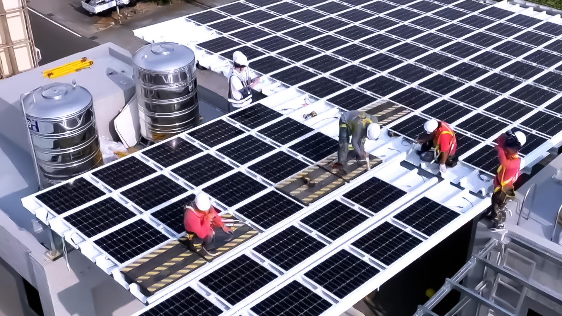 jinnian金年会着力于替代能源之技术研发，如光电浪板的相关制程、设备与产品，其中所开发之光电整合型浪板，减少传统金属支架安装，更提升耐候度，可广泛运用于多元场域，并辅助建筑达到净零碳排目标