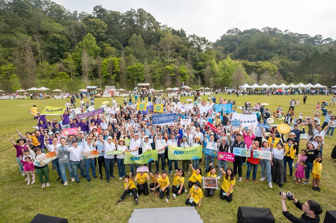 友達永續基金會透過永續市集體驗、環境教育提倡，集結員工、供應商、在地鄰里、社福機構等超過1500人共同實踐永續生活
