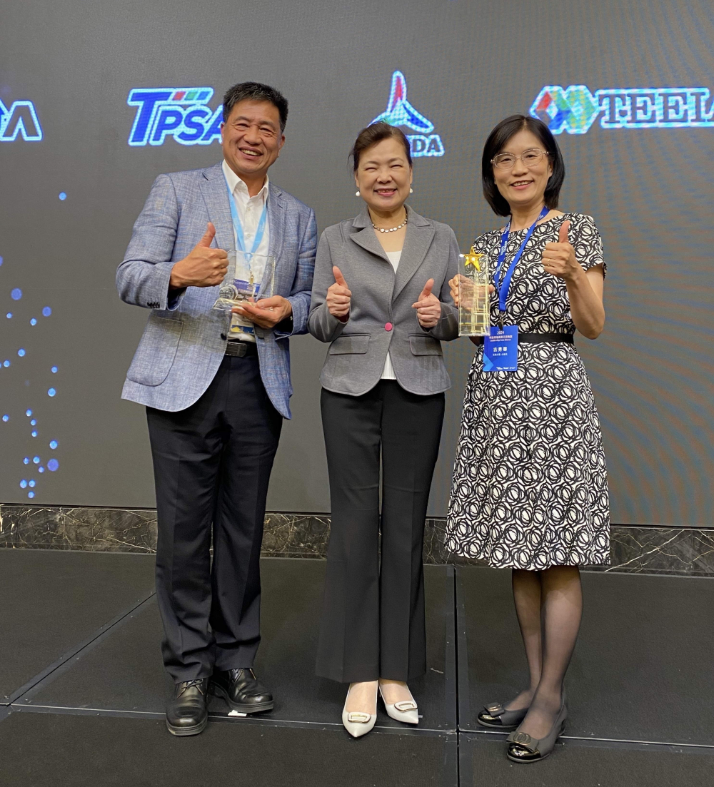 友達致力推動永續發展，於Touch Taiwan2024以3R策略貫穿Display、ESG展位實現綠色展覽目標之成果，Display展位獲綠色裝潢設計鑽質獎最高榮譽，ESG同獲金質獎殊榮。由經濟部長王美花（中）親自頒予友達光電董事長彭双浪（左）、友達光電永續長古秀華（右）