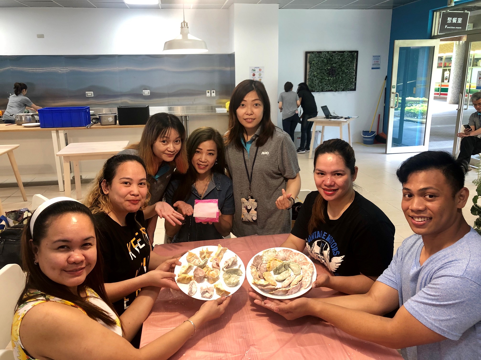 友達將DEI理念貫徹到企業文化和實踐，舉辦如台菲廚藝交流等活動，讓同仁了解彼此文化差異、培養情感