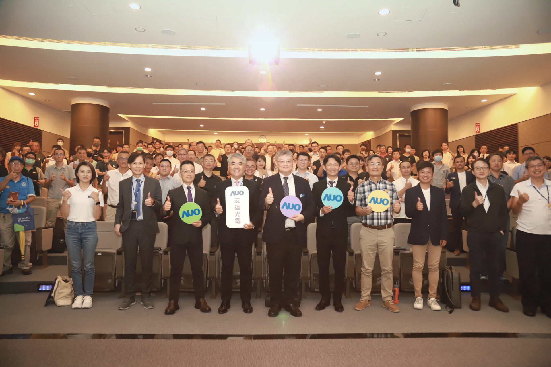 友達光電邀請領域專家共研再生能源發展、電力需求及建築物減碳等議題進行交流，盼共擘綠色永續生態圈的嶄新契機。