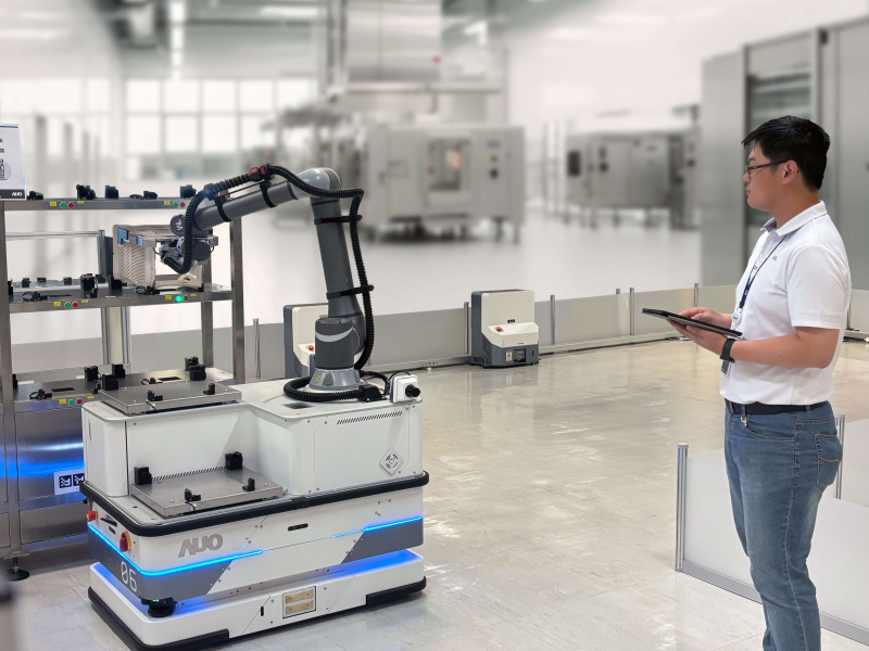 友達數位接軌AI落地應用優化製造流程，自主研發「智動化解決搬運系統」，透過全向式自主移動機器人（AMR），攜手客戶降低生產維護成本並提高產線生產效率。