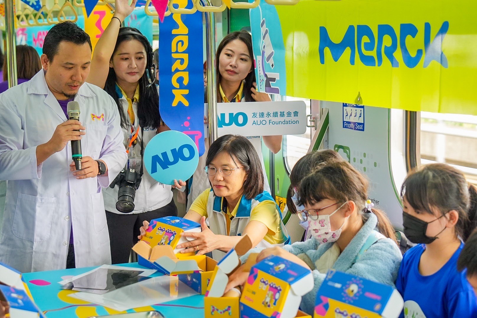 友達以光電、再生能源、水資源三大核心，設計「再生能源和循環經濟」多元永續教育主題，並攜手供應鏈夥伴默克開發創意科學教材及實作體驗，期讓永續素養透過科學探索向下扎根