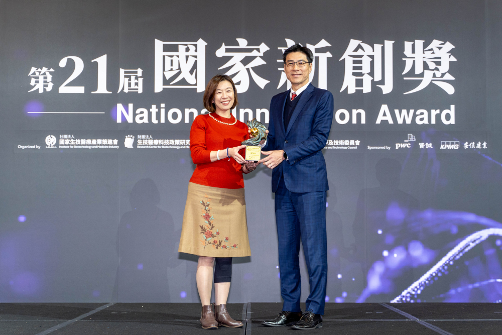 友達旗下子公司友達耘康與達擎分別以「中醫數位化檢測解決方案」及「寬視角3D醫療顯示器」獲得第二十一屆國家新創獎「智慧醫療與健康科技」類別的「企業新創獎」與「國家新創精進獎」兩項殊榮。圖左為衛生福利部政務次長林靜儀、圖右為友達光電智慧醫療事業群總經理廖世宏