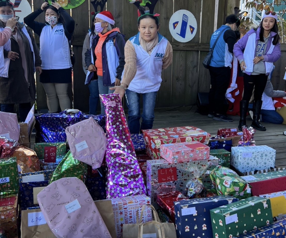 友達永續基金會「圓夢列車」年年迴響熱烈，認捐同仁精心挑選禮物、巧手包裝，整理成隊後，將祝福一一打包送出