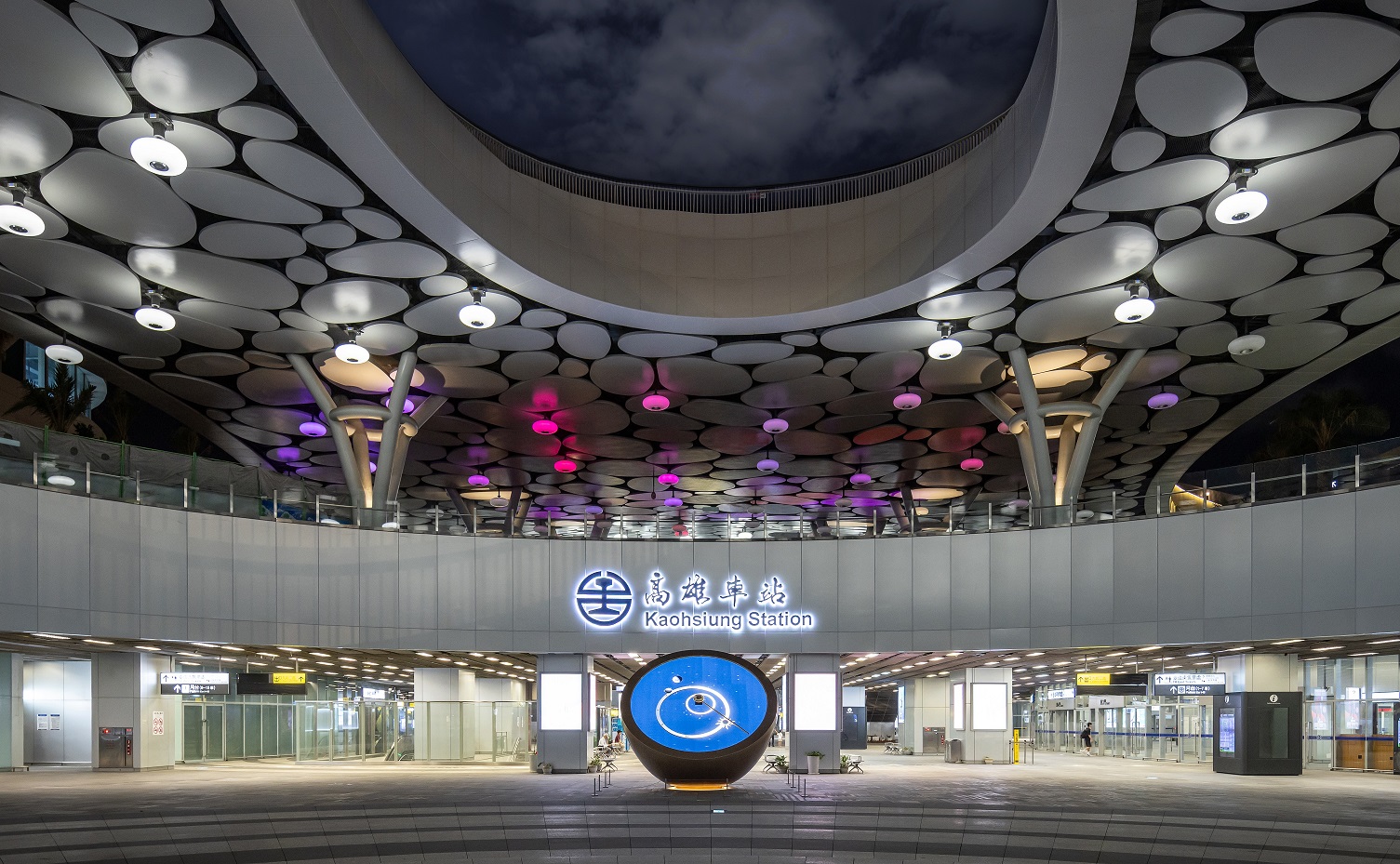 創利空間參與《高雄車站共感空間》公共藝術計畫，擔任視覺科技整合夥伴。於「看時間」天文鐘作品中提供技術指導，整合圓形LED鐘面與鐘體結構，在時間、天象星盤與空間氛圍間生動展演