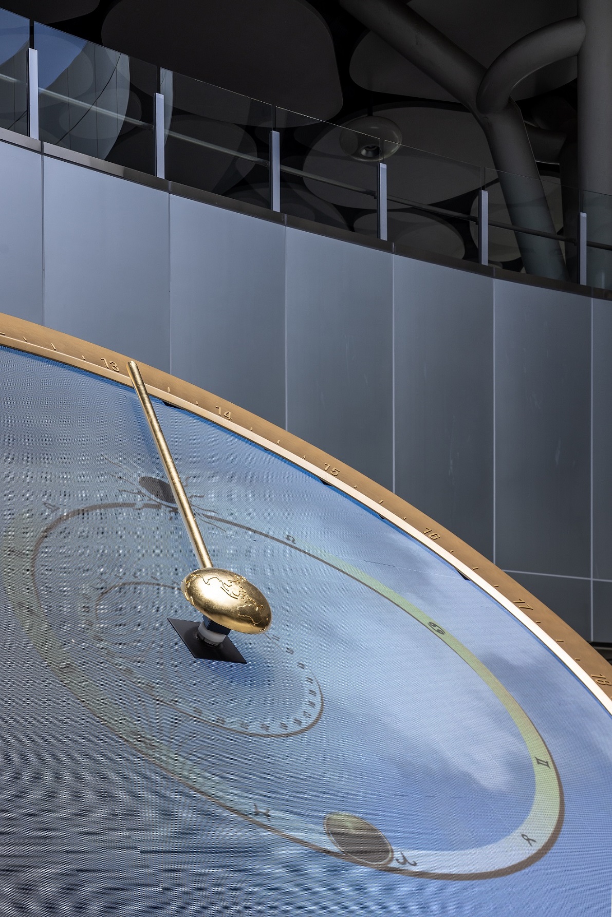 創利空間參與《高雄車站共感空間》公共藝術計畫，擔任視覺科技整合夥伴。於「看時間」天文鐘作品中提供技術指導，整合圓形LED鐘面與鐘體結構，在時間、天象星盤與空間氛圍間生動展演