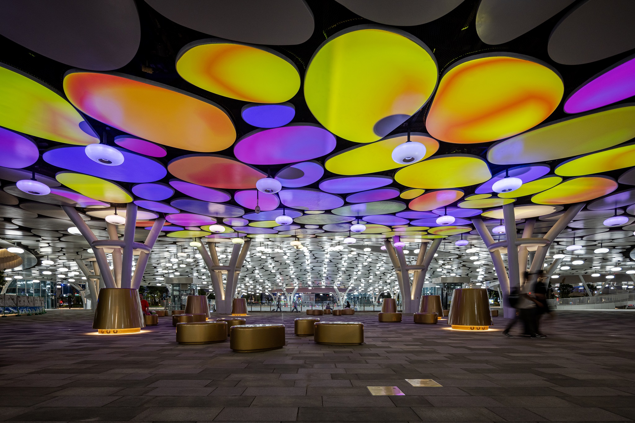 於「染色彩」作品中，創利空間協助藝術團隊將高雄車站天棚2700片鋁製雲朵染上繽紛色彩，從設備設定、光影軟體串接到現場調校，確保光線準確落在雲朵表面，展現層次與意境