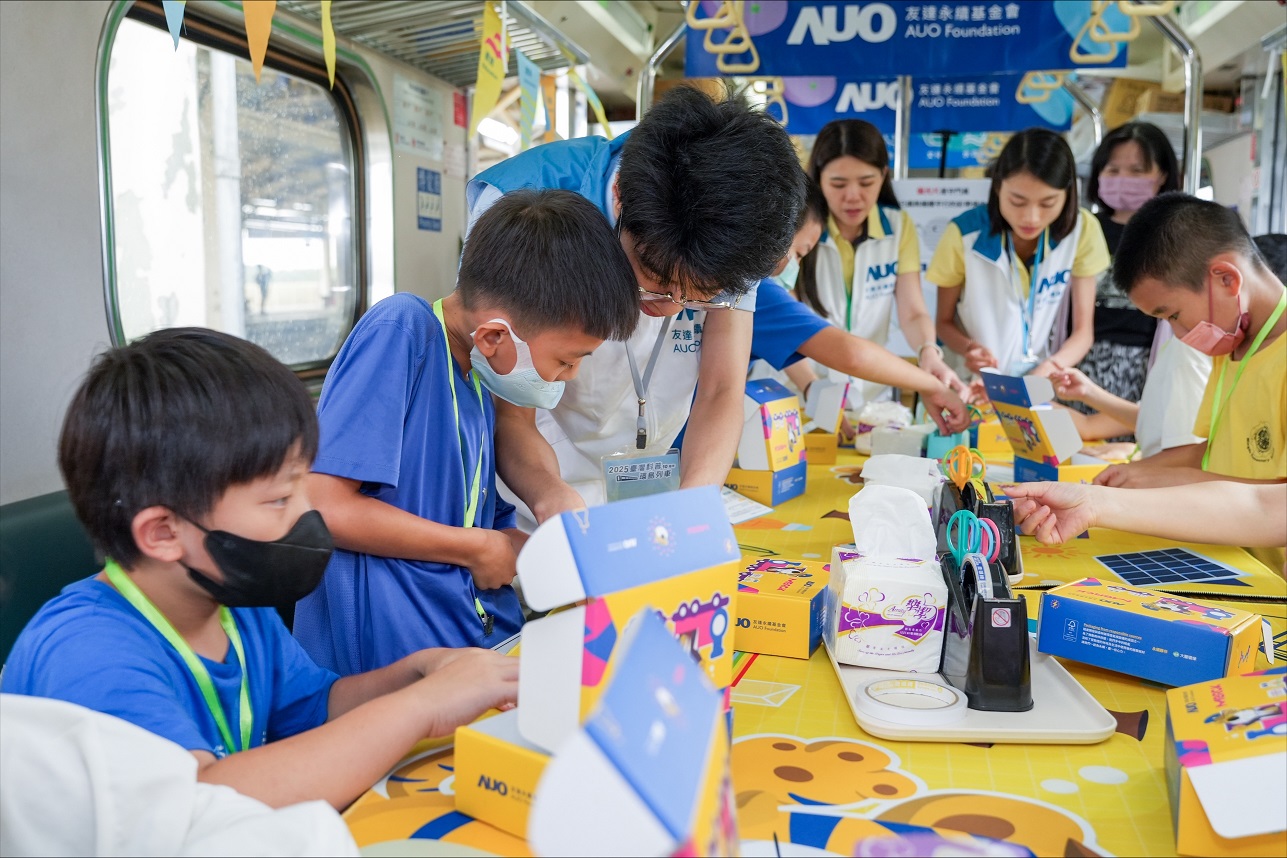 今年友達設計「光電、再生能源、水資源」三大課程主題，攜手供應鏈夥伴默克及大豐環保，以循環經濟理念開發創意教材