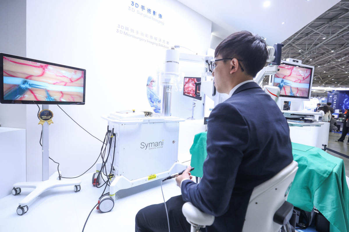 达擎推出〝3D显微手术影像解决方案〞，将3D影像技术从腹腔内视镜手术延伸至神经、血管、淋巴等高难度显微手术，提供超清晰立体视野，协助医疗团队在复杂手术中完成精准细腻操作。