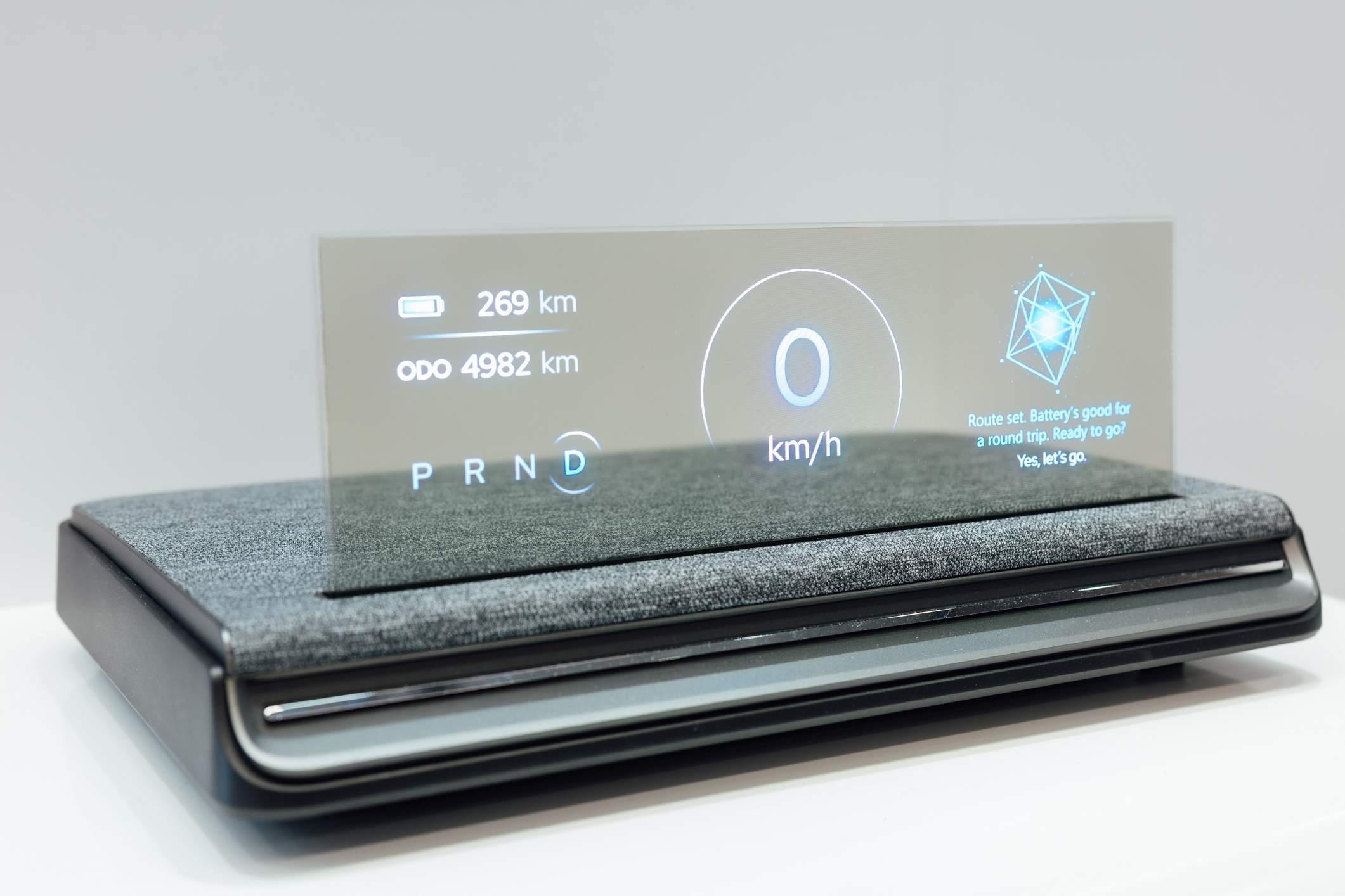 全球首款Aero Module透明Micro LED显示器模块外观轻盈通透，可与数字内容完美融合，提供动态显示、先进控制、个人化沉浸感受。