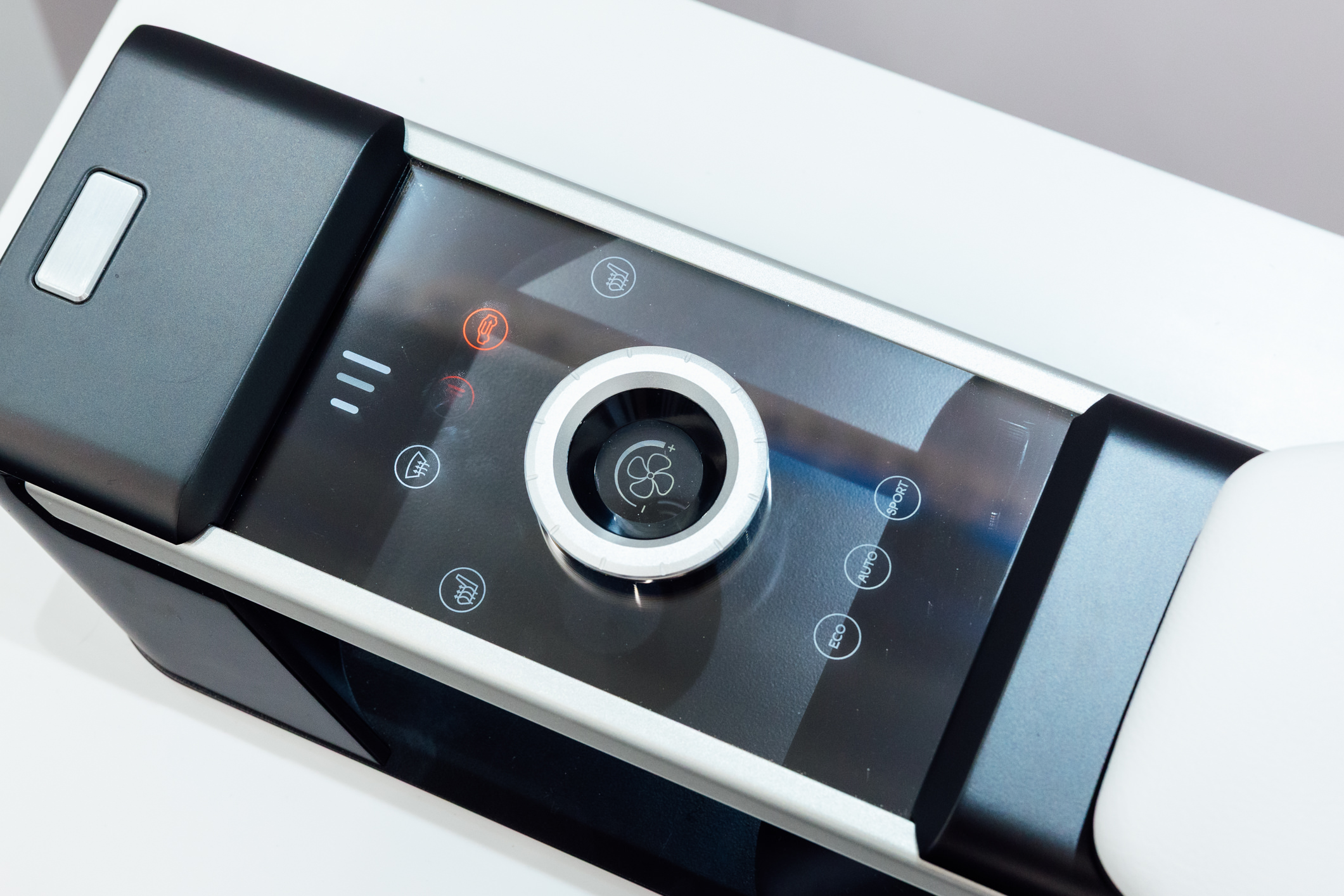 以极简设计打造的CrystalSense Console，为中央扶手区带来创新突破，将功能隐藏于简约的外观中，并采用悬浮式旋钮搭配玻璃面板与主动触觉回馈，仅在操作时才显现功能选单，提供直觉且可自定义的互动体验。